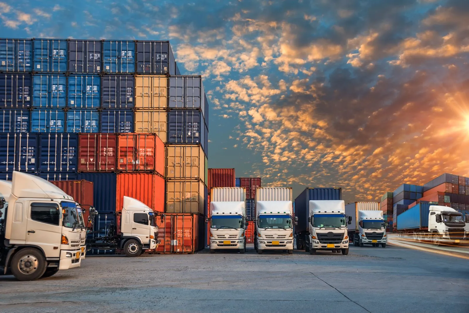 Containerterminal mit LKW in der Abenddämmerung — Konsolidierung von Sendungen